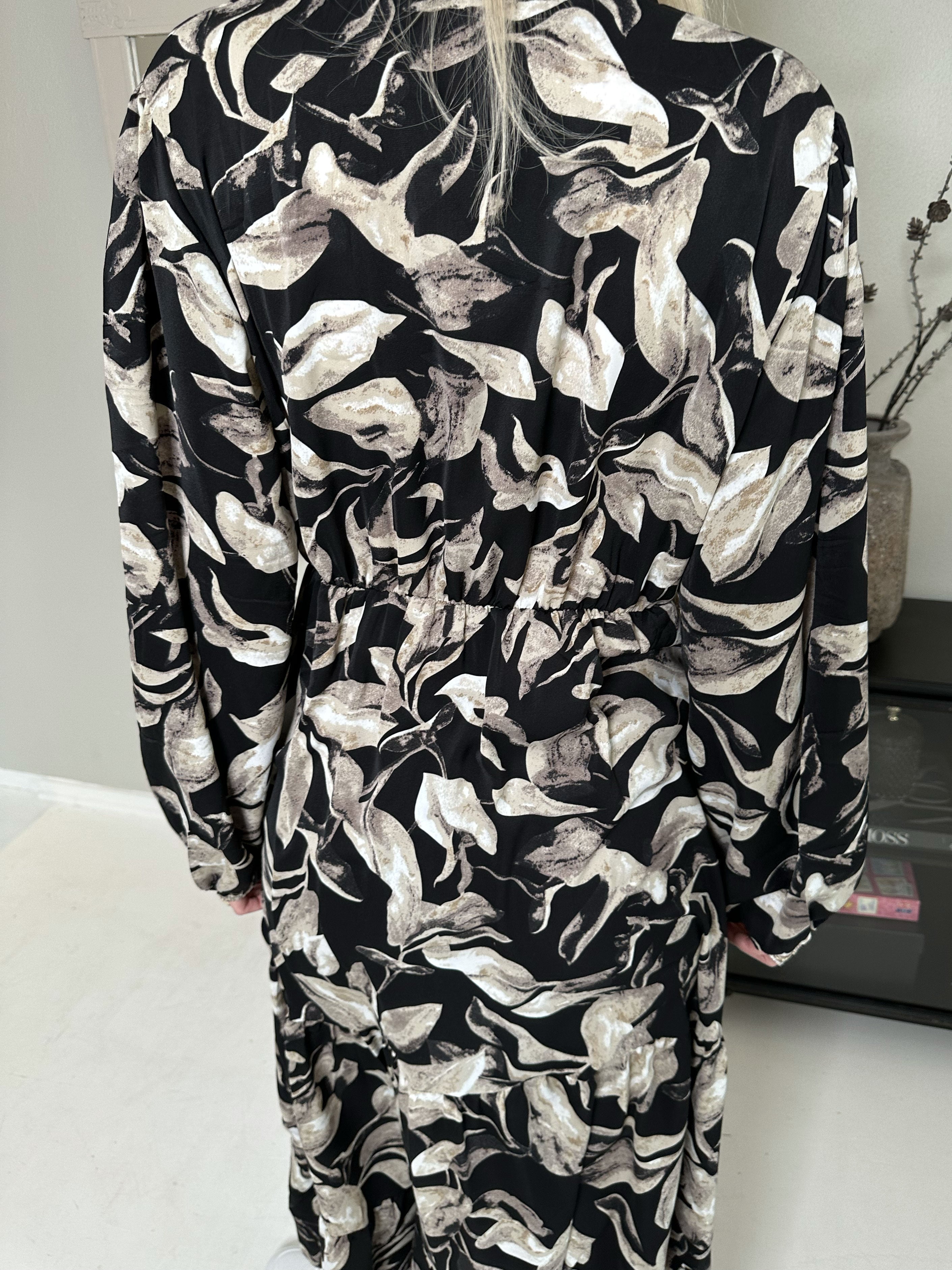 Bibiana - Lång klänning med bladmönster och träknappar